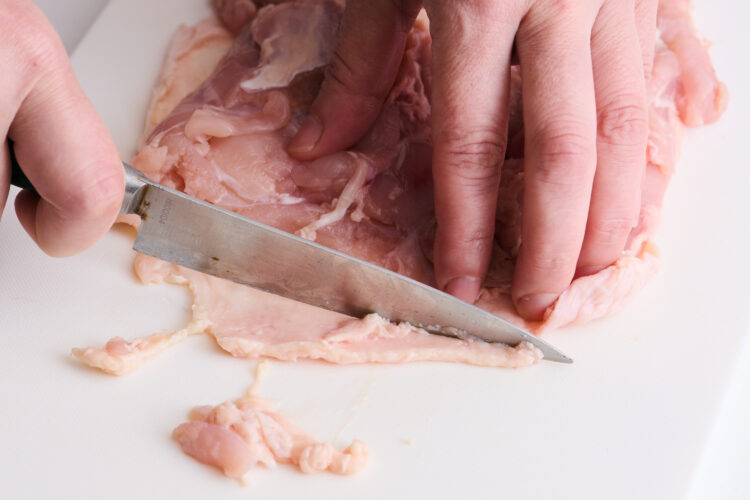 皮から包丁でしごくように脂肪をそぎ出す